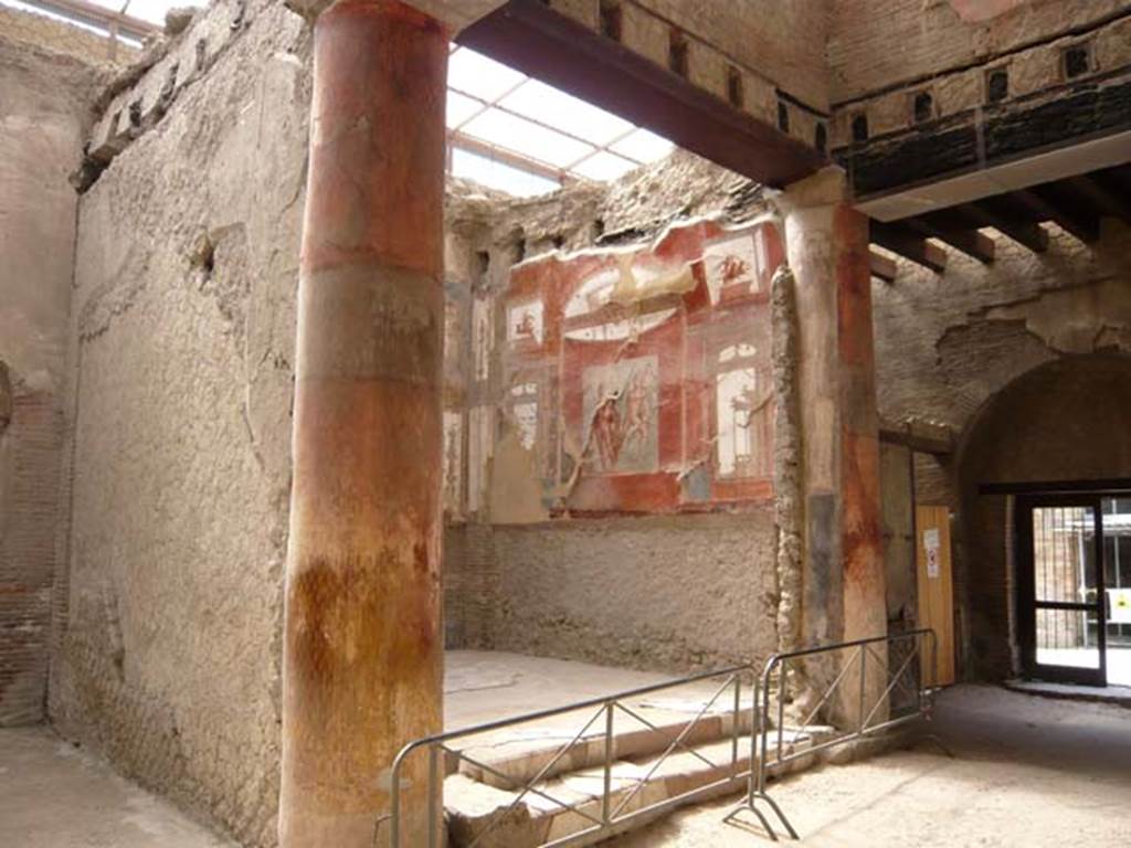 Ins.VI.21, Herculaneum. May 2009. Right (west) wall of Hall of the Augustals.
Wall painting of Hercules with Achelous and Deianeira. Photo courtesy of Buzz Ferebee.
